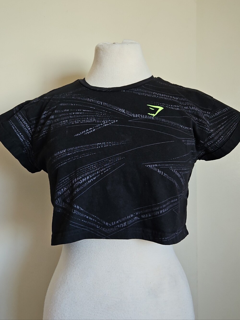 Gymshark Black Zone Graphic Logo Cropped Workout Tee Short Sleeve Medium